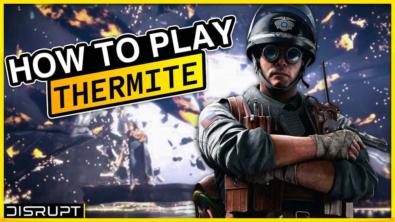 Rainbow Six Siege Thermite 桌布 壁紙 — 一名身穿戰術裝備的士兵自信地交叉雙臂，站在熾熱爆炸背景前，並有粗體文字how to play thermite。