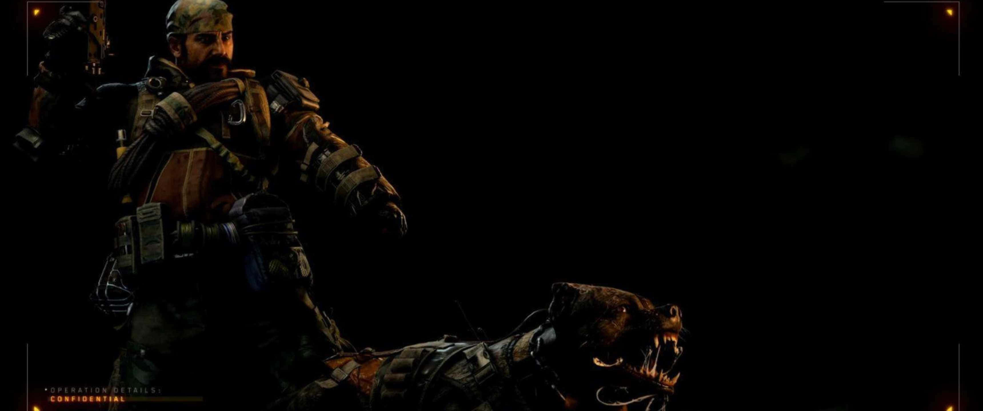 3440x1440p Call Of Duty Black Ops 4 桌布 壁紙 — 一名身穿戰術裝備的士兵與一隻咆哮的機械狗站在黑暗背景前。