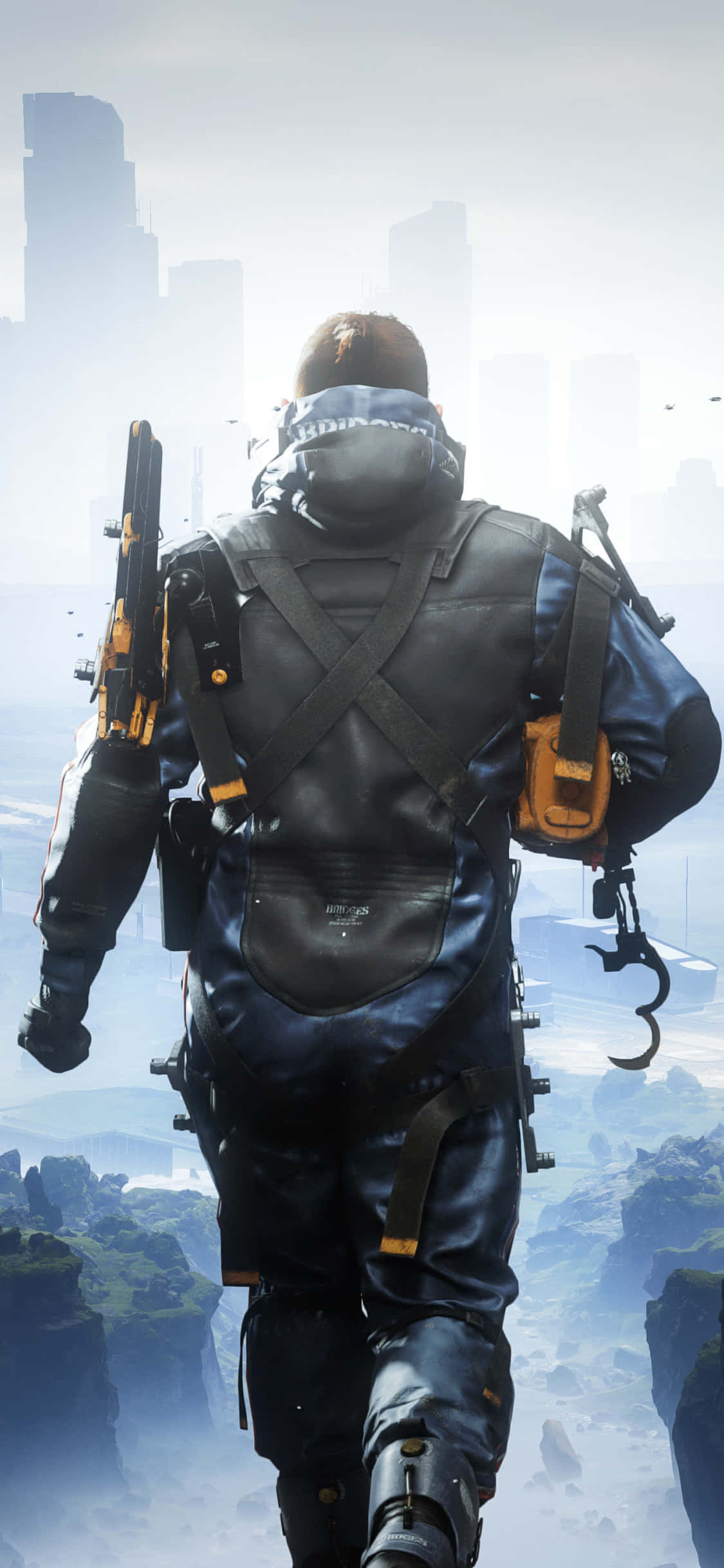 iPhone Xs Death Stranding 桌布 壁紙 — 一名身穿戰術裝備的士兵越過霧氣瀰漫的懸崖，走向模糊的未來城市天際線。
