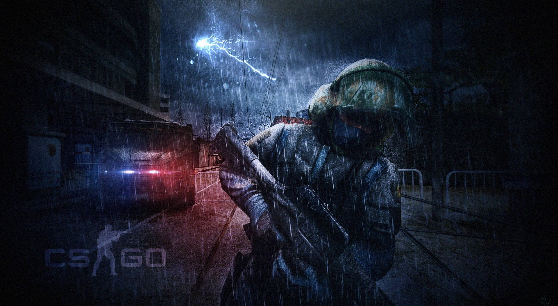 Cs Go 桌布 壁紙 — 一名身穿戰術裝備的士兵蹲在雨水浸濕的城市小巷中，閃電在警車閃爍的燈光上方劃過。