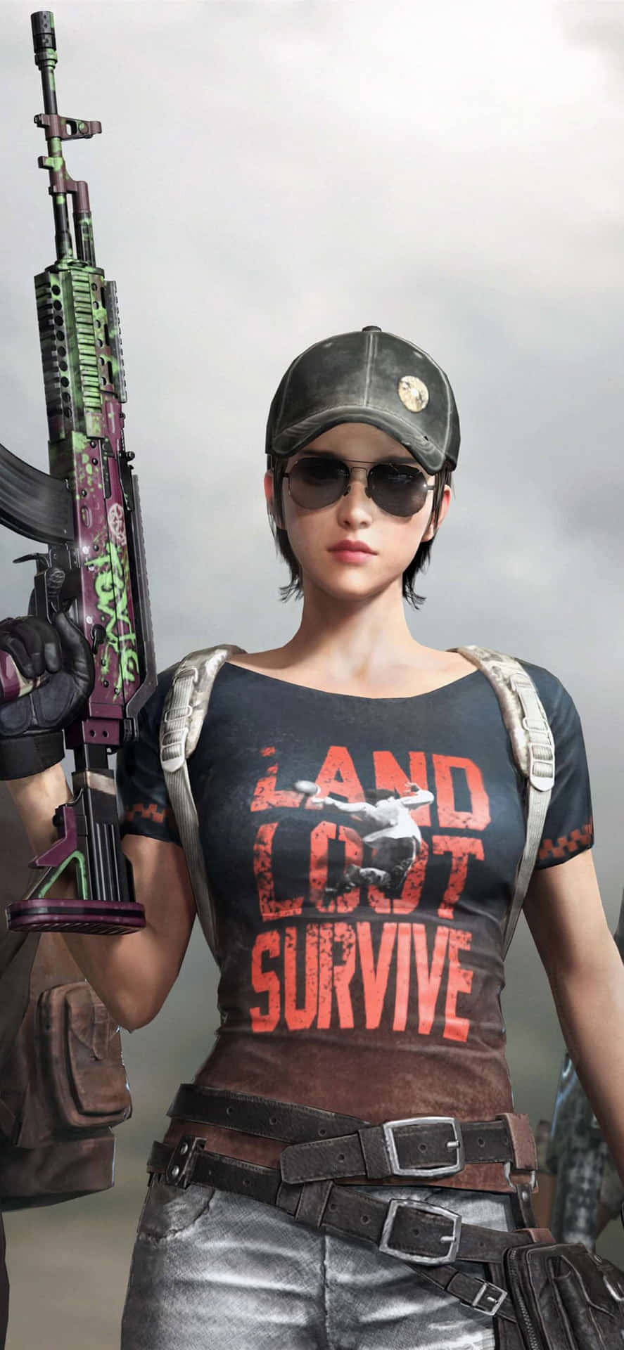 pubg mobile 桌布 壁紙 — 一名身穿戰術裝備的女兵，在朦朧的戰場背景下，手持一把佈滿塗鴉的步槍。