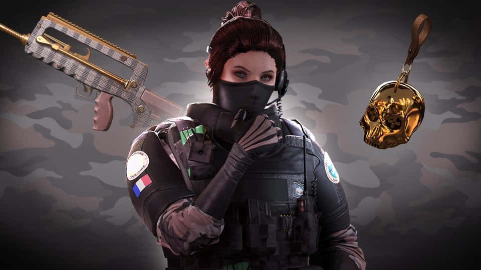 Rainbow Six Siege Twitch 桌布 壁紙 — 一名身穿戰術裝備的女兵，在迷彩背景下手持鍍金步槍，附近漂浮著一個金色骷髏鑰匙圈。