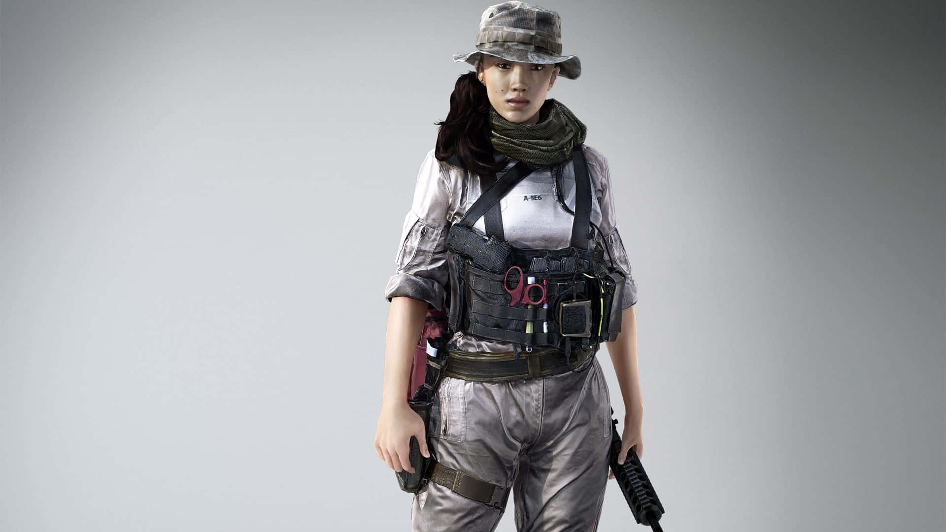 1920x1080 Battlefield 4 桌布 壁紙 — 一名身穿戰術裝備的女兵在純灰色攝影棚背景前持槍站立。