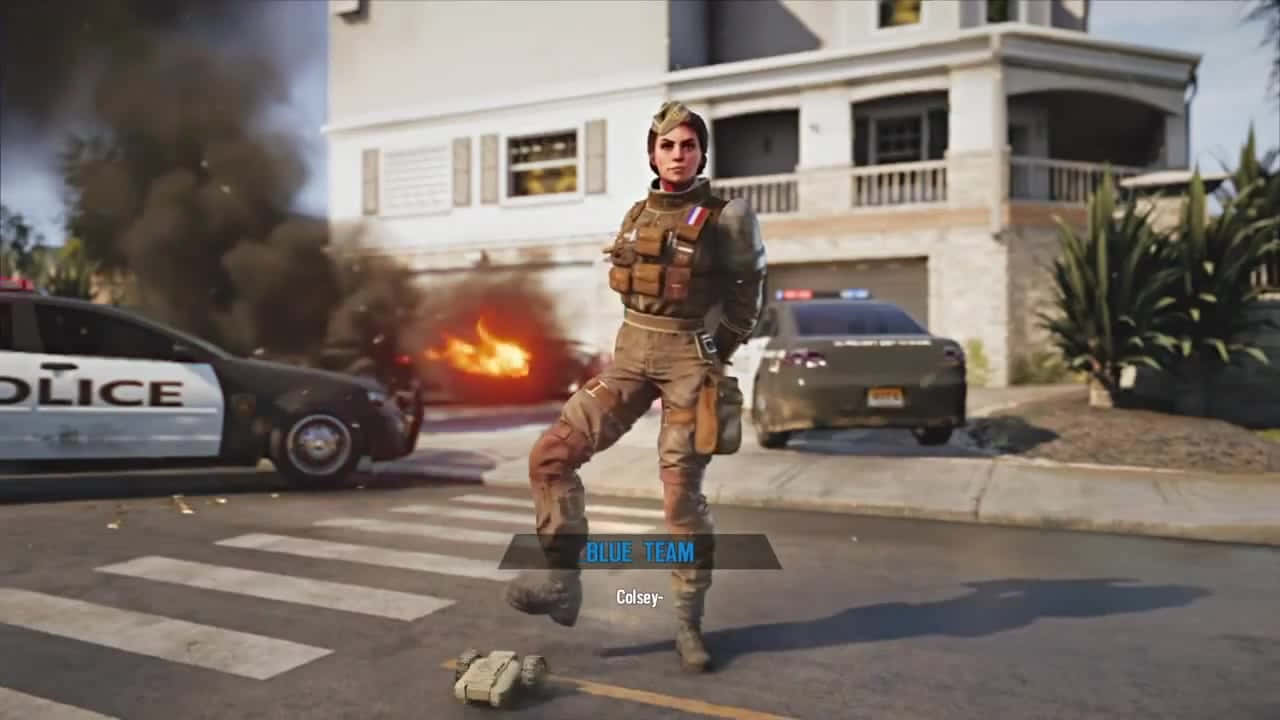 Rainbow Six Siege Twitch 桌布 壁紙 — 一名身穿戰術裝備的女兵自信地站在街上，身後警車燃燒，濃煙滾滾。
