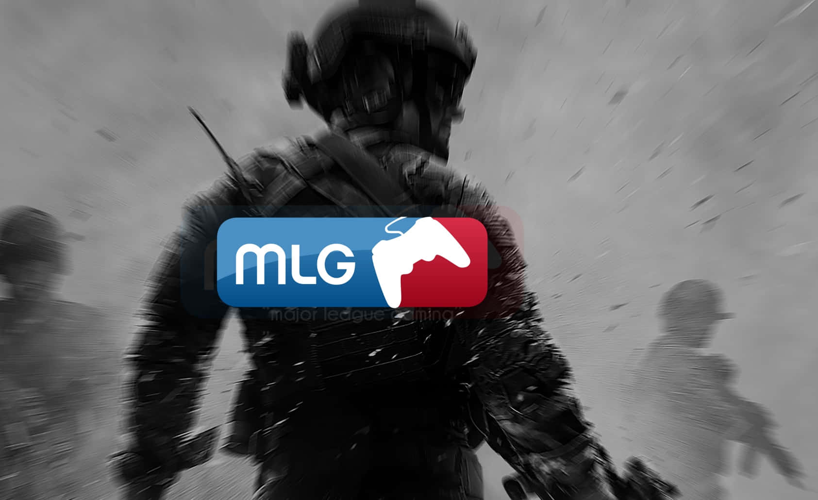 Mlg 桌布 壁紙 — 一名身穿戰術裝備的模糊士兵向前邁進，MLG 標誌疊加在粗糙的戰場背景上。