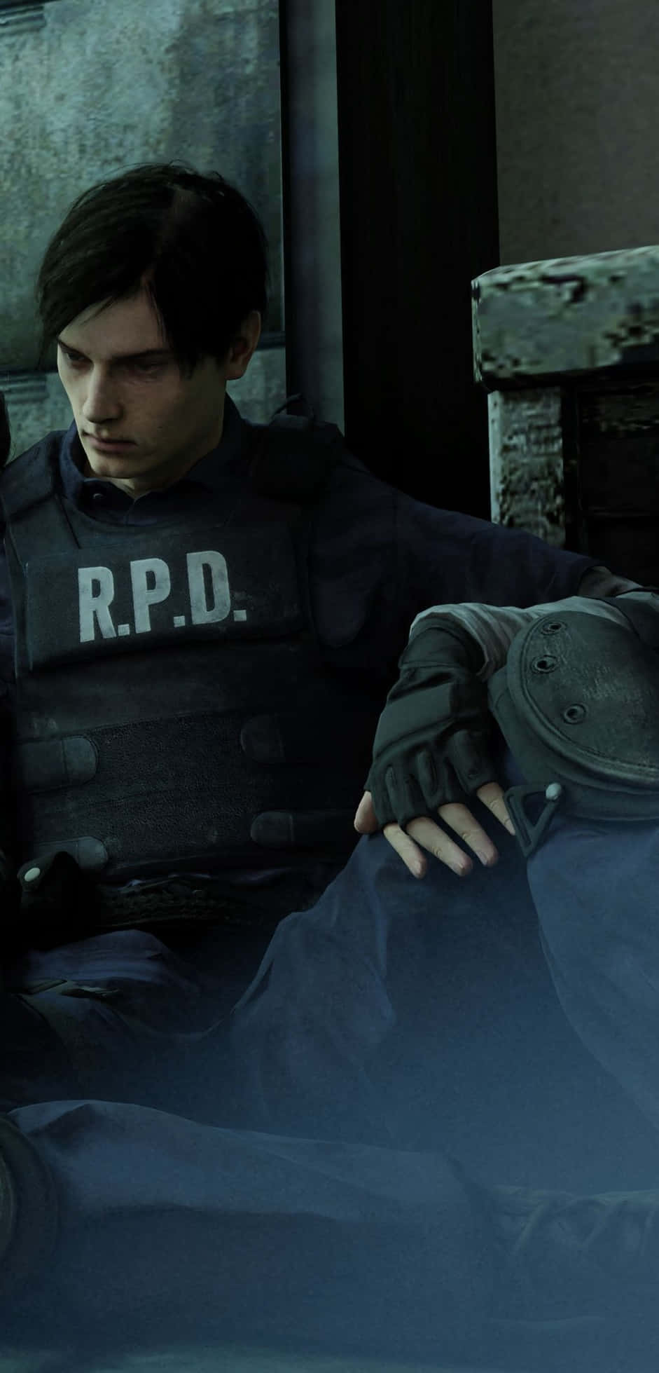 惡靈古堡 桌布 壁紙 — 一名身穿戰術裝備的莊嚴R.P.D.警員坐在光線昏暗、粗糙的城市環境中，帶有柔和的藍色和灰色調。