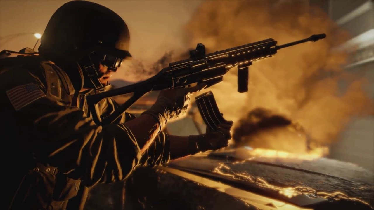 Rainbow Six Siege Thermite 桌布 壁紙 — 一名身穿戰鬥裝備的士兵在朦朧的橙色天空下，於熾熱的爆炸和煙霧中開槍射擊。