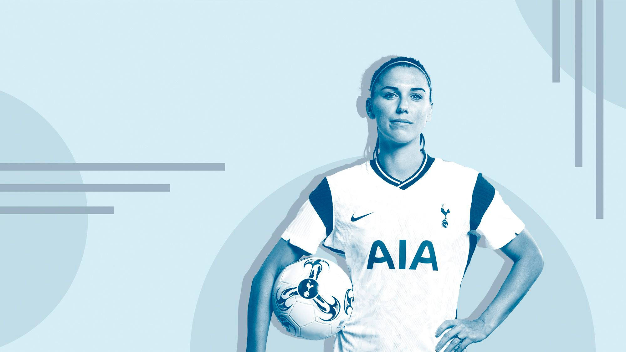 Alex Morgan 桌布 壁紙 — 一名身穿托特納姆熱刺球衣的女足球員，在極簡淺藍色幾何背景前持球。