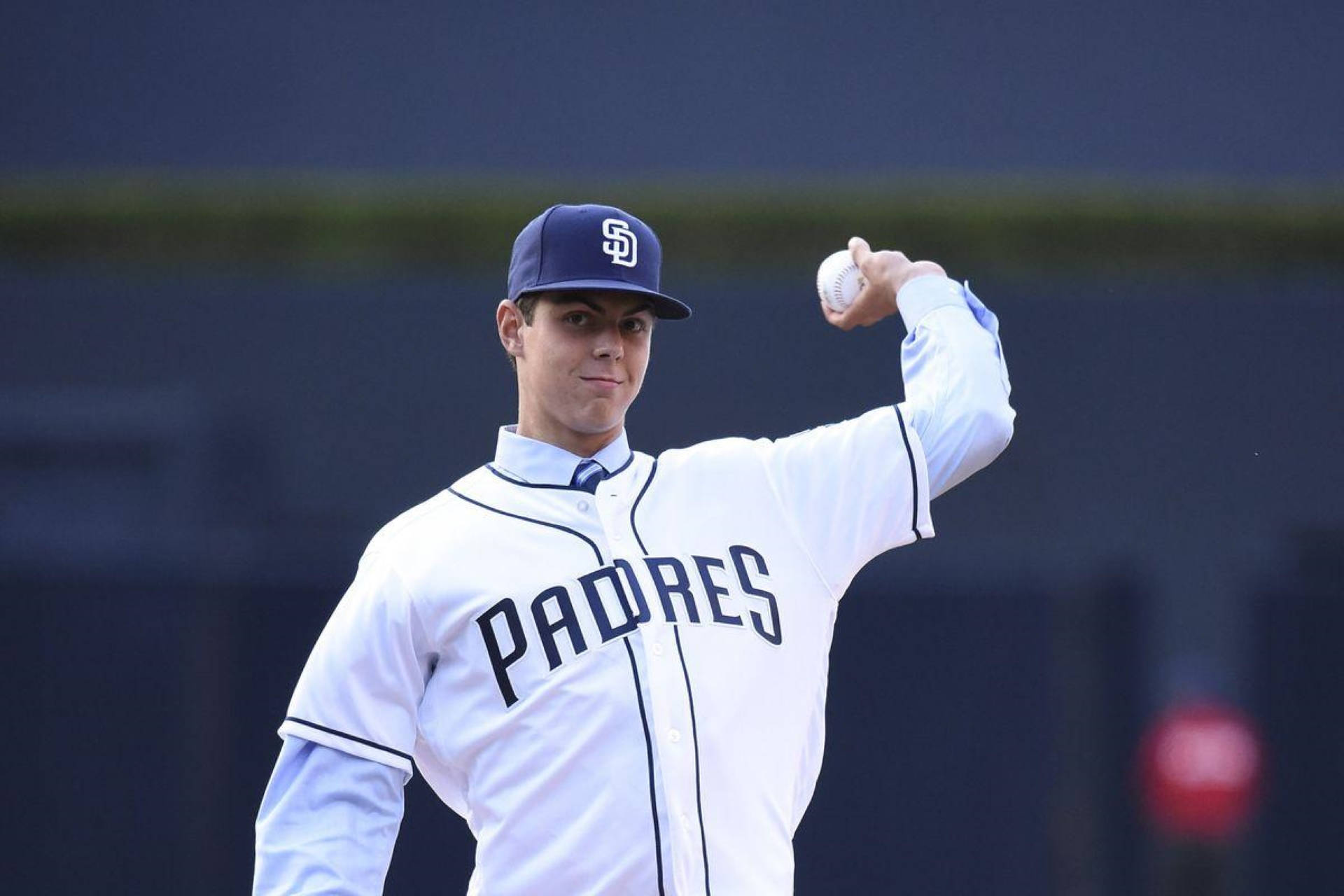 Padres 桌布 壁紙 — 一名身穿教士隊球衣的棒球投手在陽光明媚的球場上準備投球。