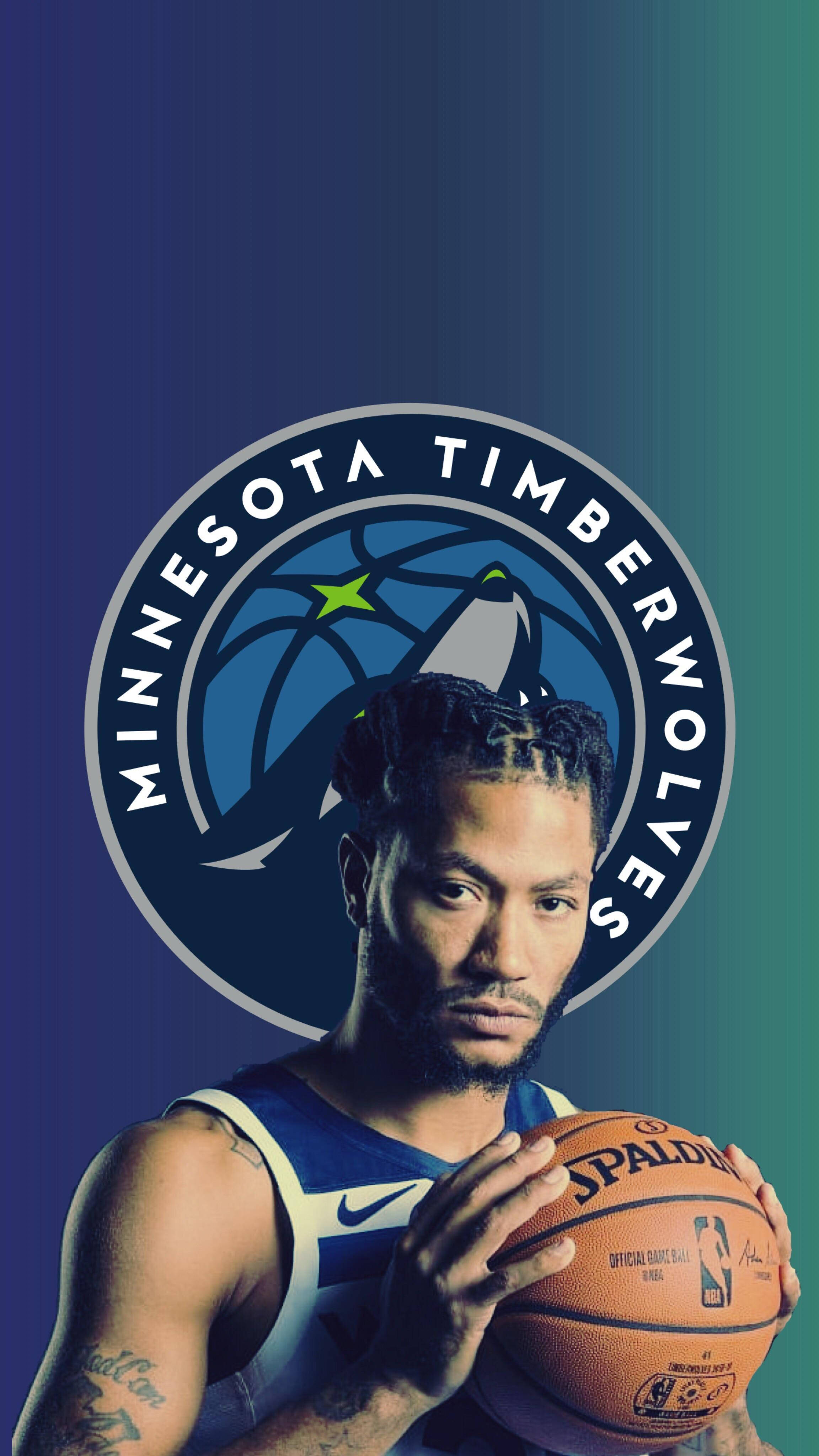 Timberwolves 桌布 壁紙 — 一名身穿明尼蘇達灰狼隊球衣的籃球運動員，在帶有球隊標誌的藍綠漸變背景前手持Spalding籃球。