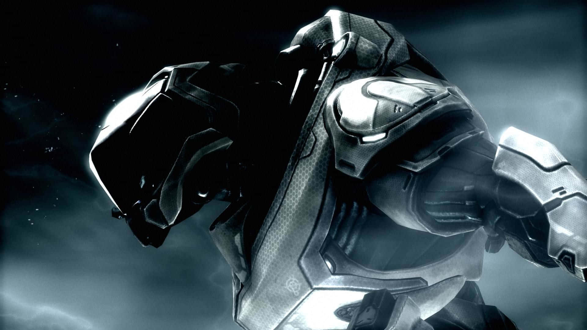 Halo Covenant 桌布 壁紙 — 一名身穿時尚銀黑裝甲的未來裝甲士兵，站在黑暗、霧氣瀰漫的環境中，帶有發光亮點。