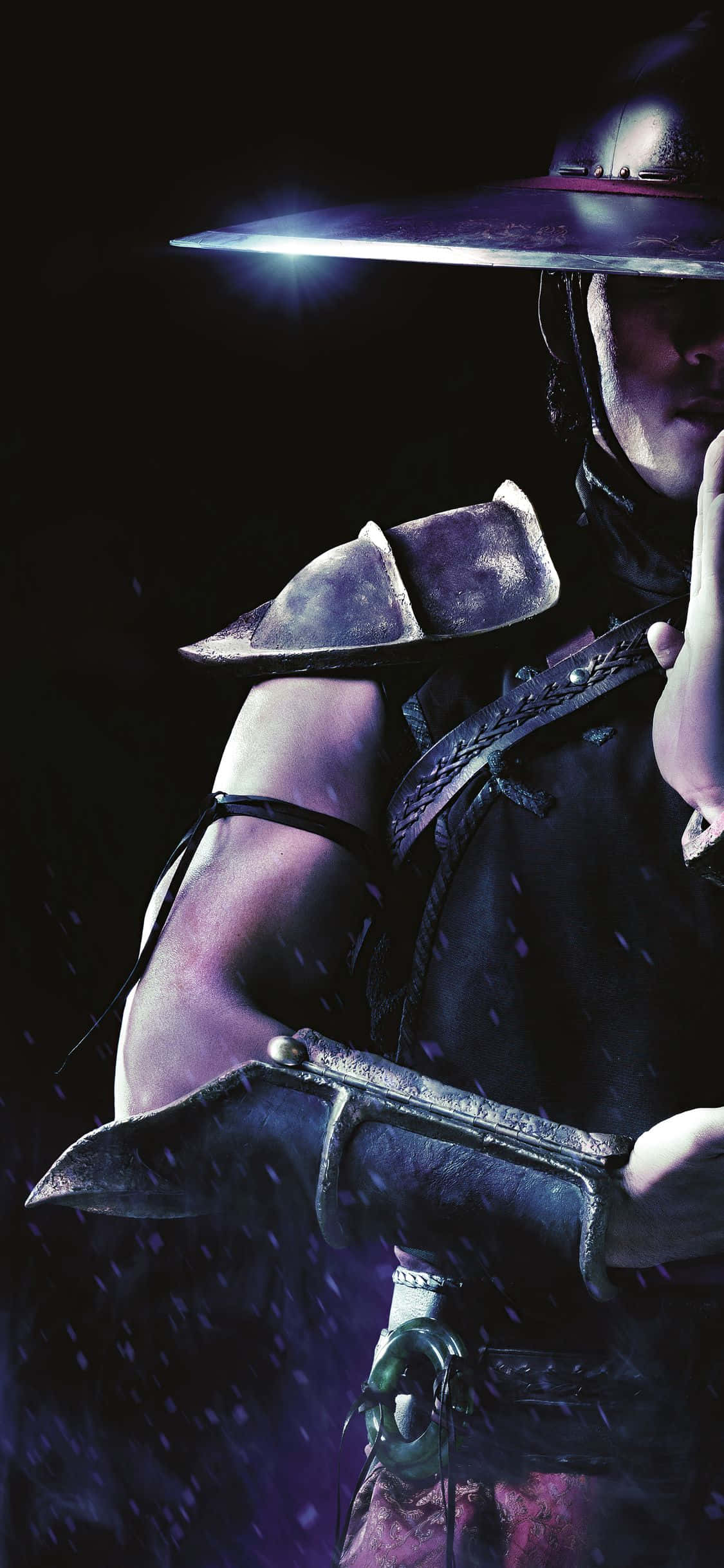 Mortal Kombat Kung Lao 桌布 壁紙 — 一名身穿暗色盔甲、戴著寬邊帽的戰士，在黑色背景上戲劇性的紫色燈光下握著一把劍。