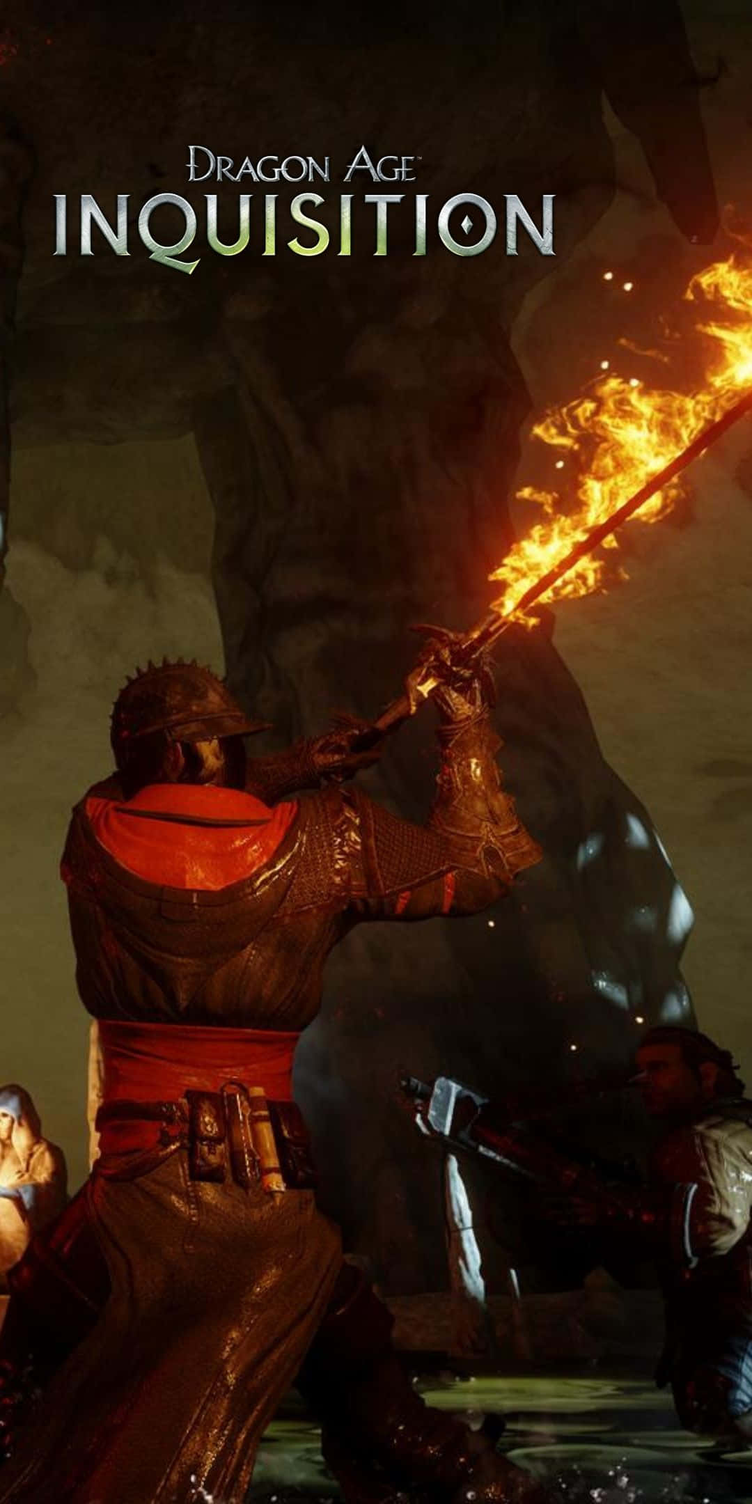 Pixel 3 Dragon Age Inquisition 桌布 壁紙 — 一名身穿暗色盔甲的戰士在昏暗的洞穴般地下城中揮舞著火焰法杖，同伴們則準備好戰鬥。
