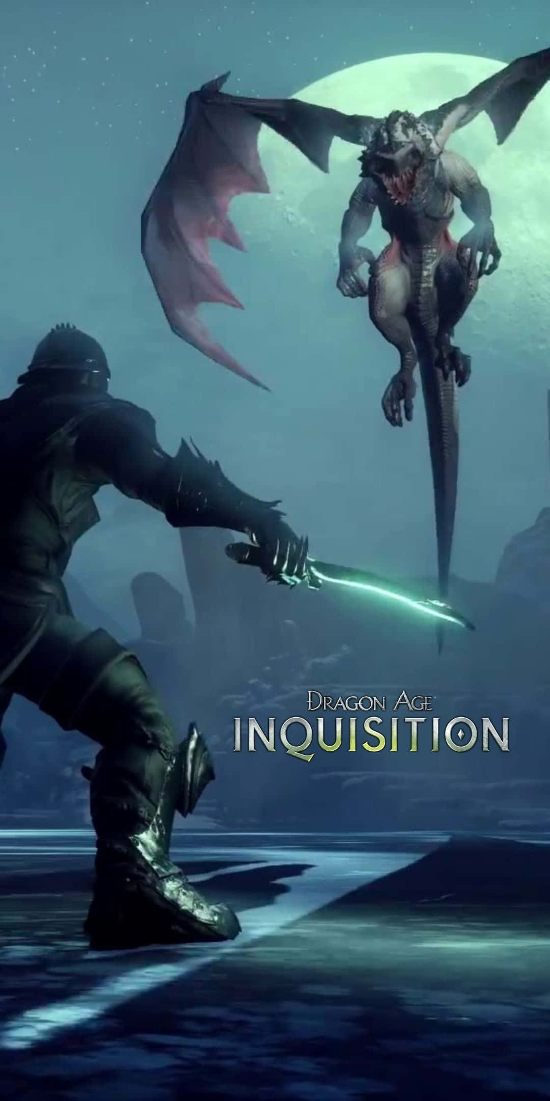 Pixel 3 Dragon Age Inquisition 桌布 壁紙 — 一名身穿暗色盔甲的戰士在發光的月亮下對抗一條威脅性的巨龍，出現在奇幻遊戲場景中。