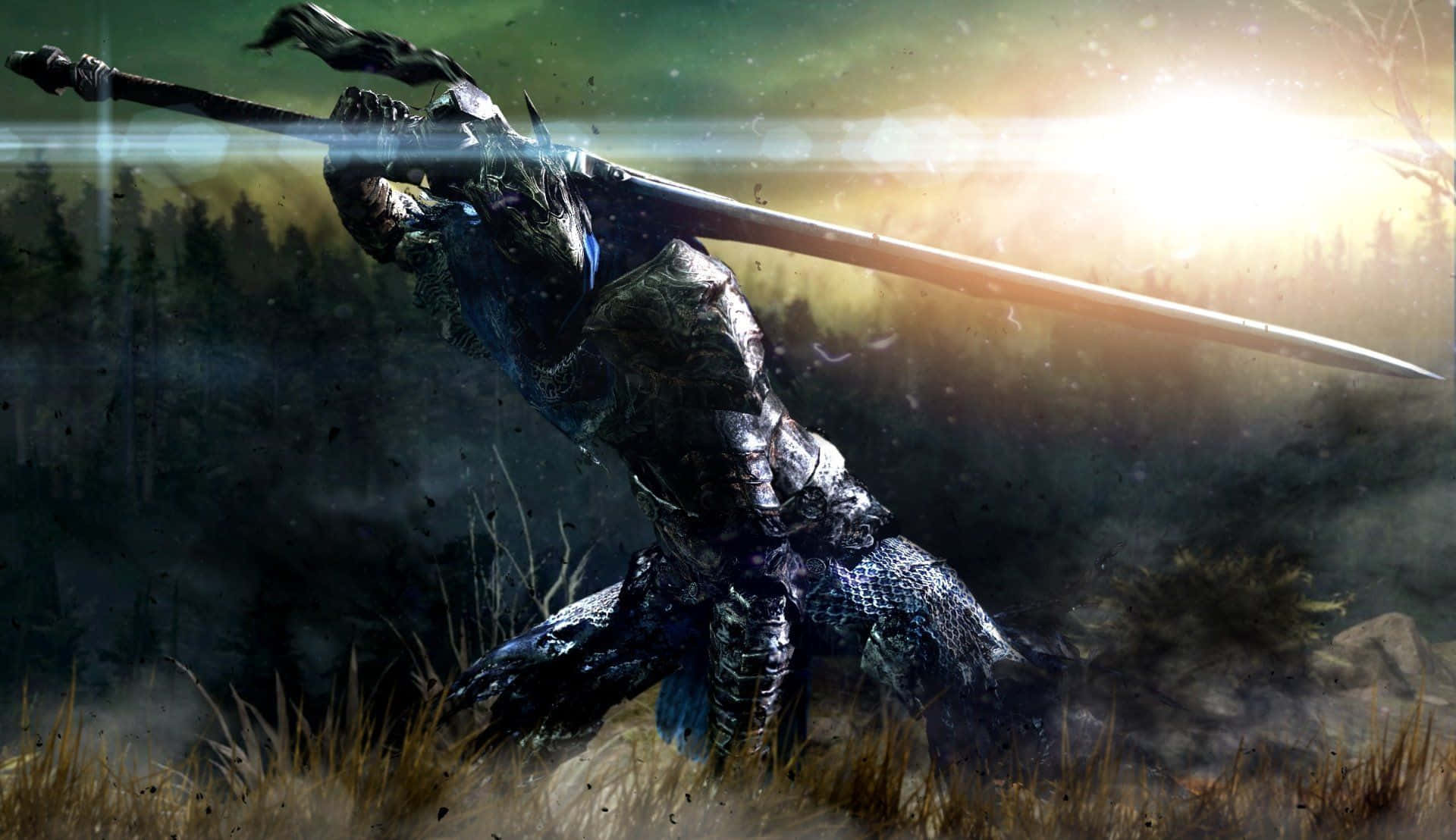 Artorias The Abysswalker 桌布 壁紙 — 一名身穿暗色盔甲的戰士在金色時刻的迷霧森林背景下，手持發光劍向前衝刺。
