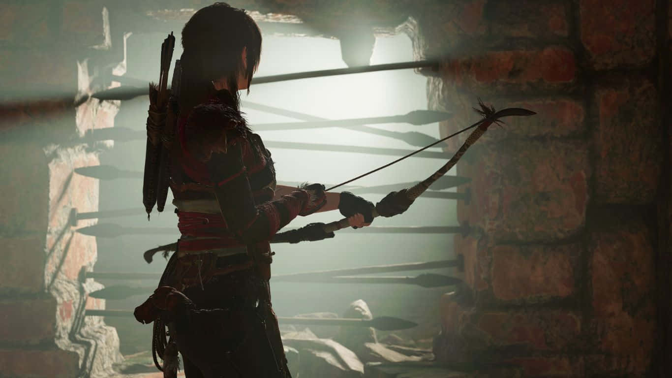 Lara Croft 桌布 壁紙 — 一名身穿暗色盔甲的戰士在陽光普照的石頭廢墟中拉弓，背景懸掛著箭矢。