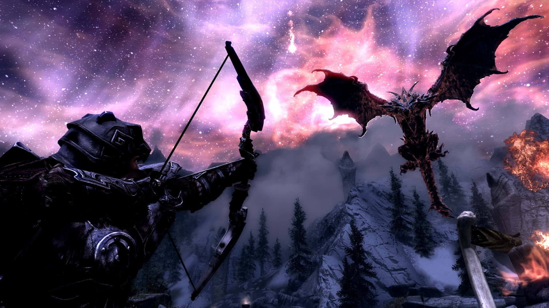 Skyrim Paarthurnax 桌布 壁紙 — 一名身穿暗色盔甲的戰士拉弓，面對一隻在紫色和粉紅色星空下飛越雪山的巨龍。