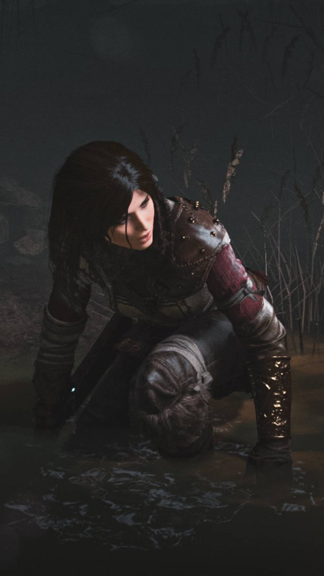 Rise Of The Tomb Raider 桌布 壁紙 — 一名身穿暗色盔甲的戰士跪在渾水中，周圍環繞著蘆葦，頭頂是陰沉的夜空。