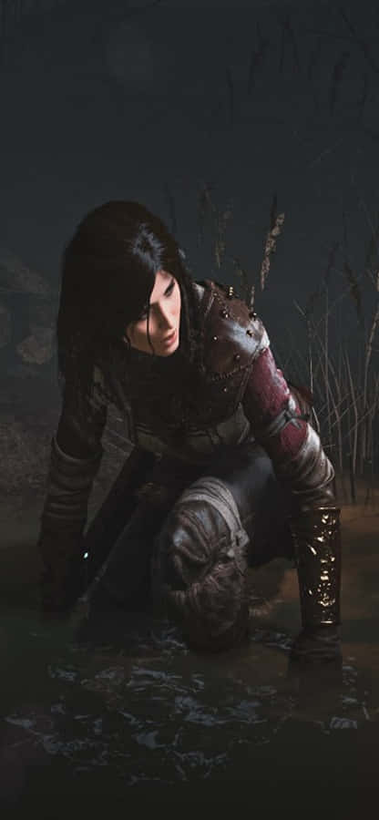 Lara Croft 桌布 壁紙 — 一名身穿暗色盔甲的戰士跪在渾水中，周圍是高高的蘆葦，在昏暗的暮光下。