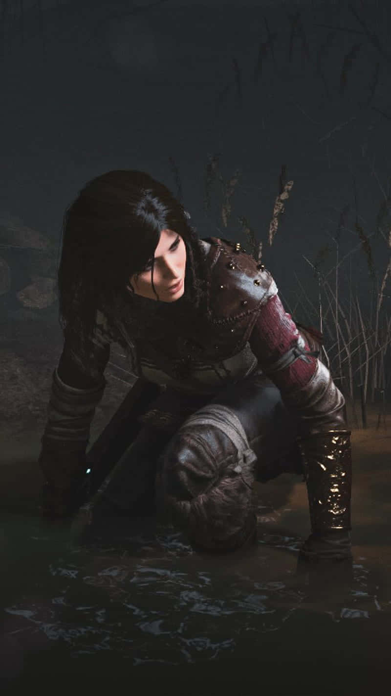 iPhone Xs Rise Of The Tomb Raider 桌布 壁紙 — 一名身穿暗色盔甲的戰士跪在渾水中，周圍環繞著蘆葦，天空陰沉。