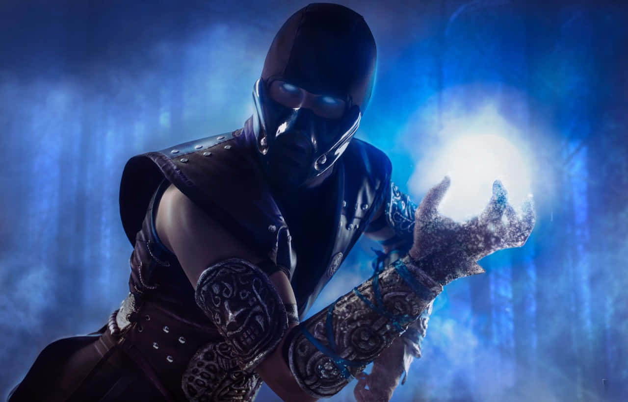 Mortal Kombat Cosplays 桌布 壁紙 — 一名身穿暗色盔甲的蒙面戰士在夜間霧氣瀰漫的森林中引導發光的藍色能量。