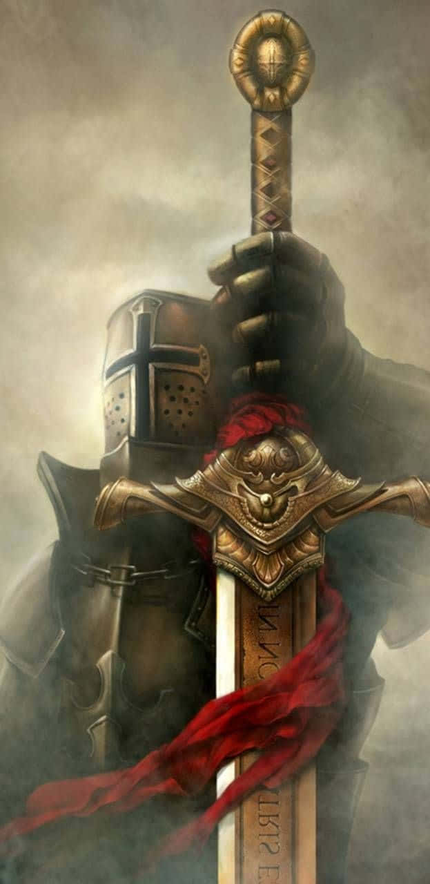 Crusader 桌布 壁紙 — 一名身穿暗色盔甲的騎士，在迷霧灰濛的背景前，握著一把飾有紅色絲帶的華麗金色劍。