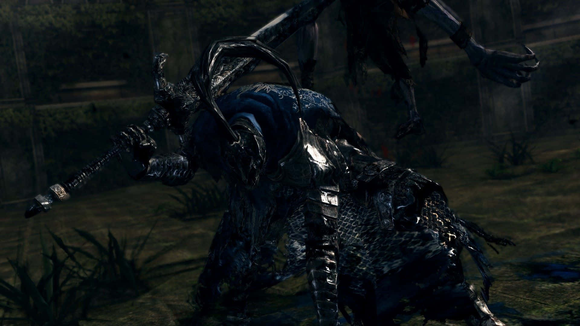 Artorias The Abysswalker 桌布 壁紙 — 一名身穿暗色盔甲的騎士手持帶刺狼牙棒，在陰暗雜草叢生的庭院中向前猛衝。