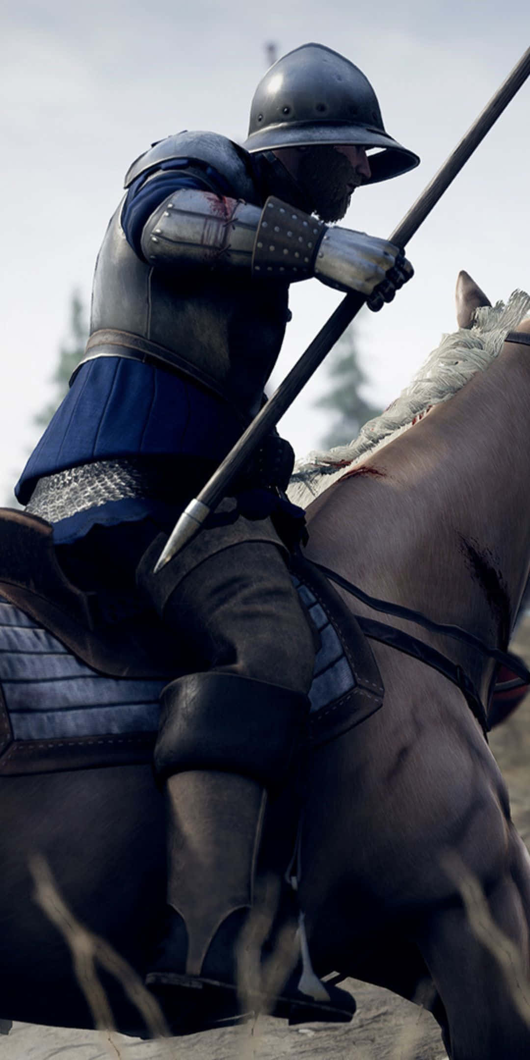 Pixel 3 Mordhau 桌布 壁紙 — 一名身穿暗色盔甲的騎士騎著馬，手持長矛，背景是柔和的天空和模糊的樹木。