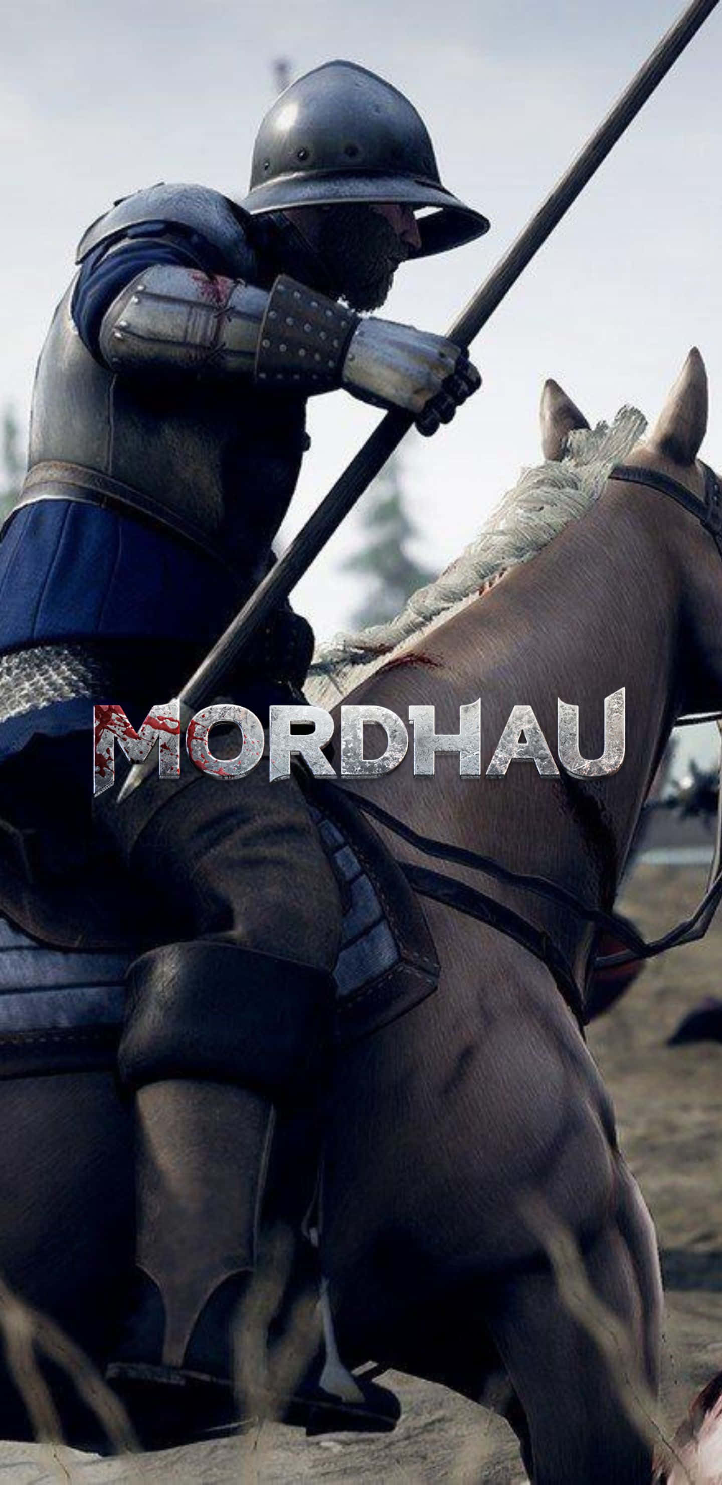 Pixel 3xl Mordhau 桌布 壁紙 — 一名身穿暗色盔甲的騎士騎著馬，揮舞長矛，背景是朦朧的戰場。