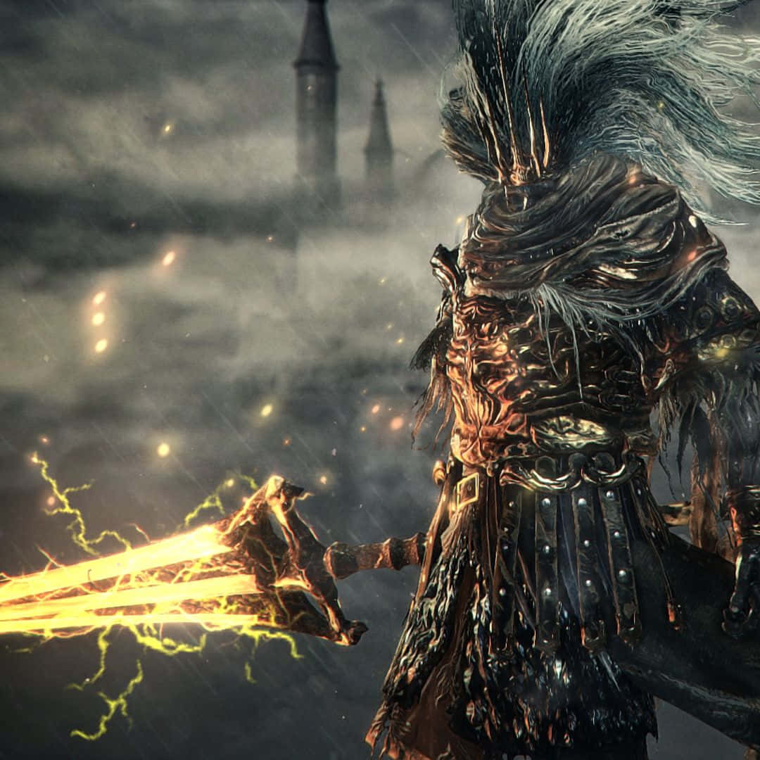 Nameless King 桌布 壁紙 — 一名身穿暗色鎧甲的戰士，在風暴天空與遠處尖塔的背景下揮舞著發光的閃電劍。