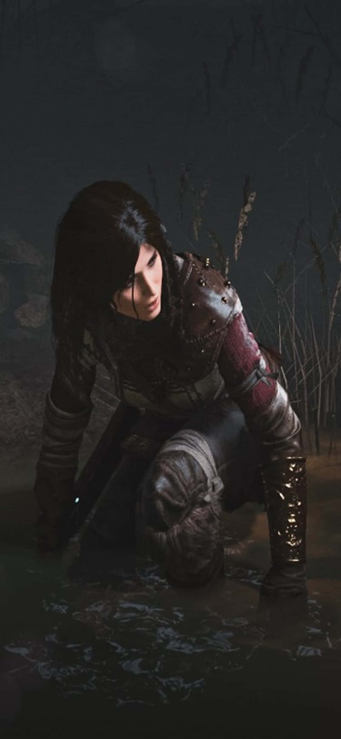 iPhone X Shadow Of The Tomb Raider 桌布 壁紙 — 一名身穿暗色鎧甲的戰士跪在淺水中，周圍是高高的蘆葦，頭頂是昏暗的暮色天空。