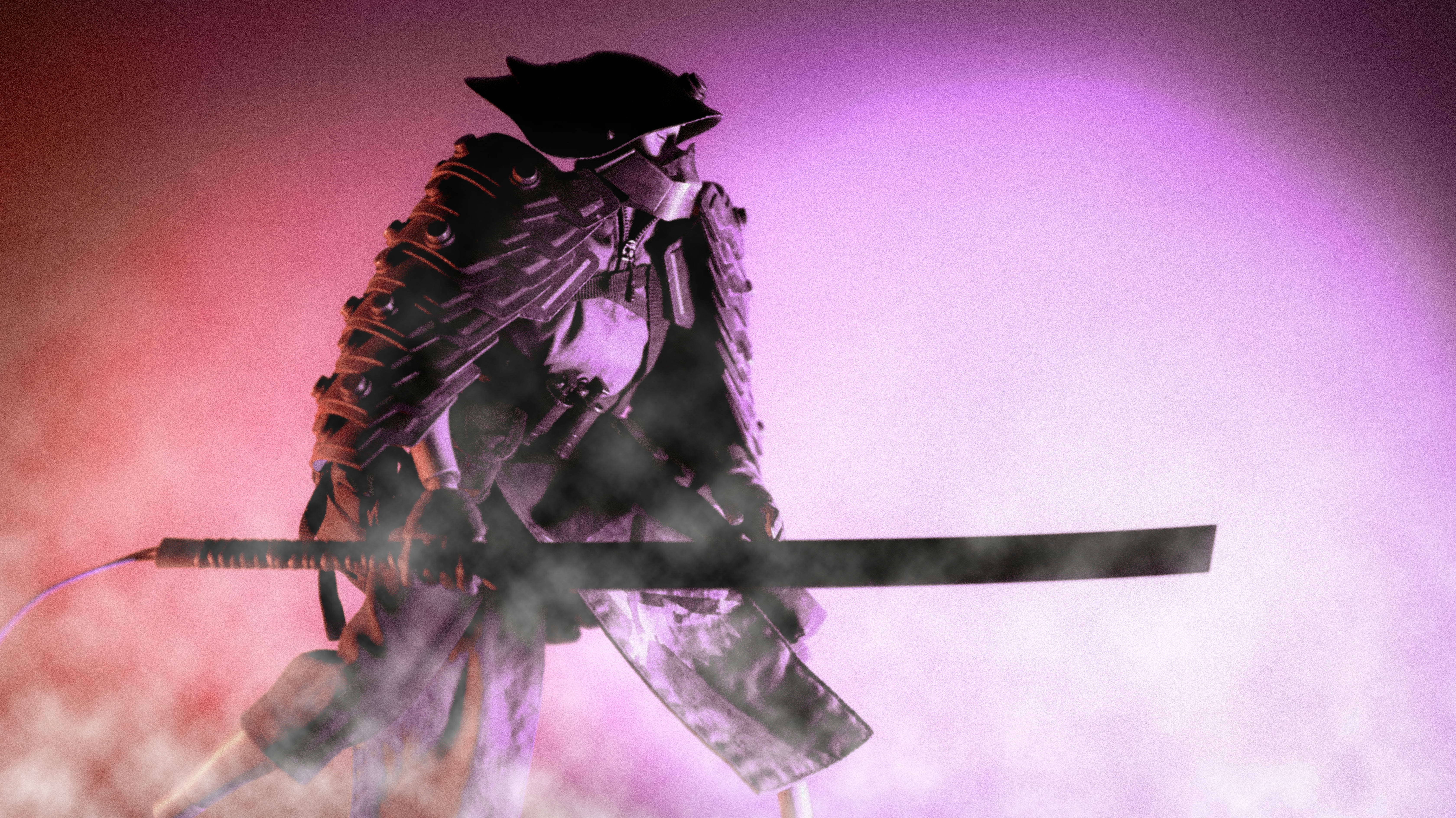 Warrior 桌布 壁紙 — 一名身穿暗色鎧甲的武士戰士，在粉紅和紫色的煙霧漸變背景下，手持武士刀，呈現剪影。