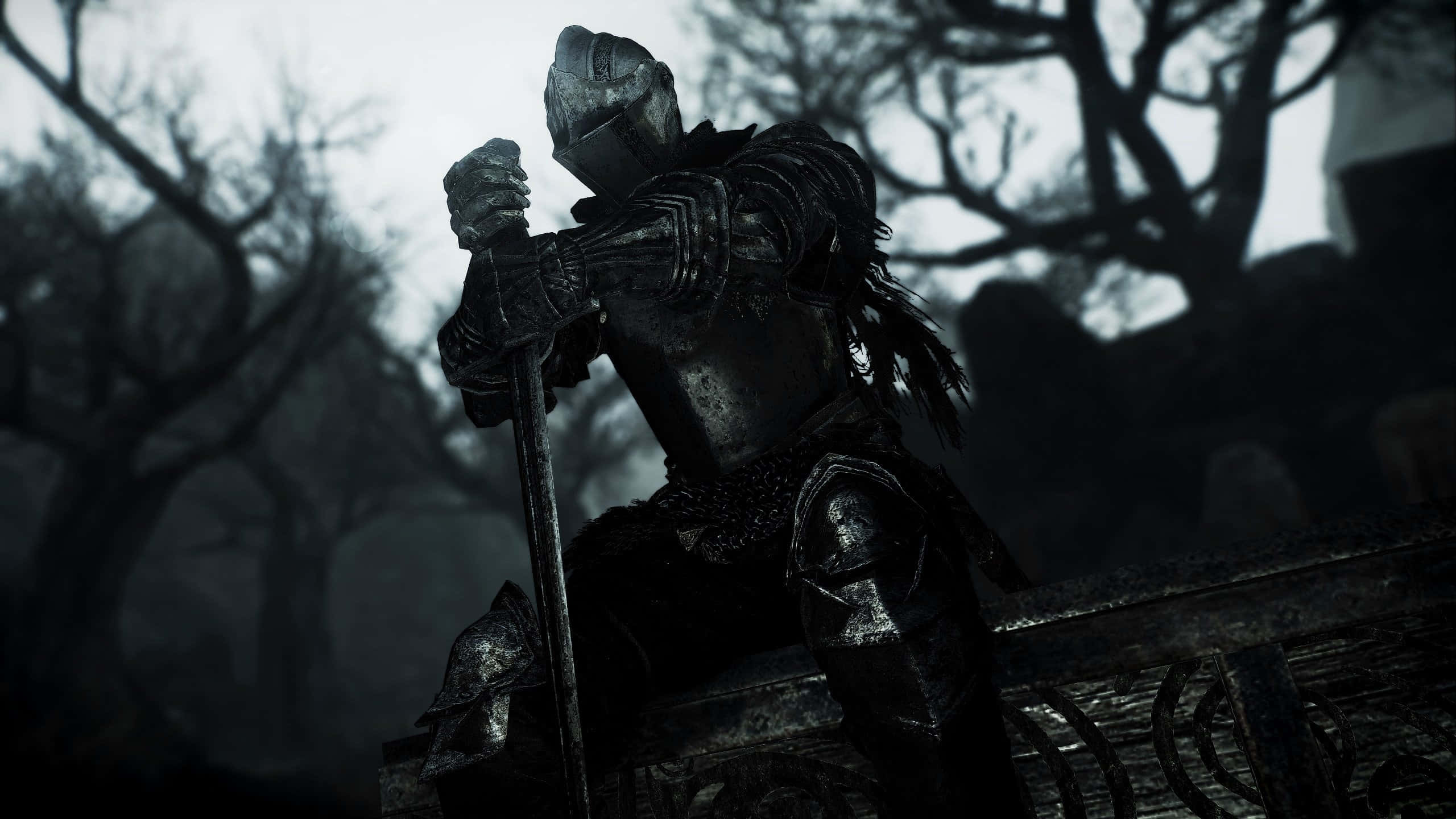 Ashen 桌布 壁紙 — 一名身穿暗色鎧甲的騎士，在陰沉天空下，肅穆地站在石橋上，四周是光禿的樹木。