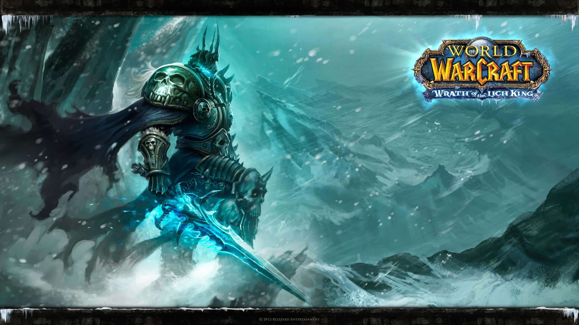 World Of Warcraft 1920x1080 桌布 壁紙 — 一名身穿暗黑盔甲、戴著骷髏頭盔的戰士，在風暴般的青綠色天空下，於白雪覆蓋的山地景觀中揮舞著發光的藍色劍。