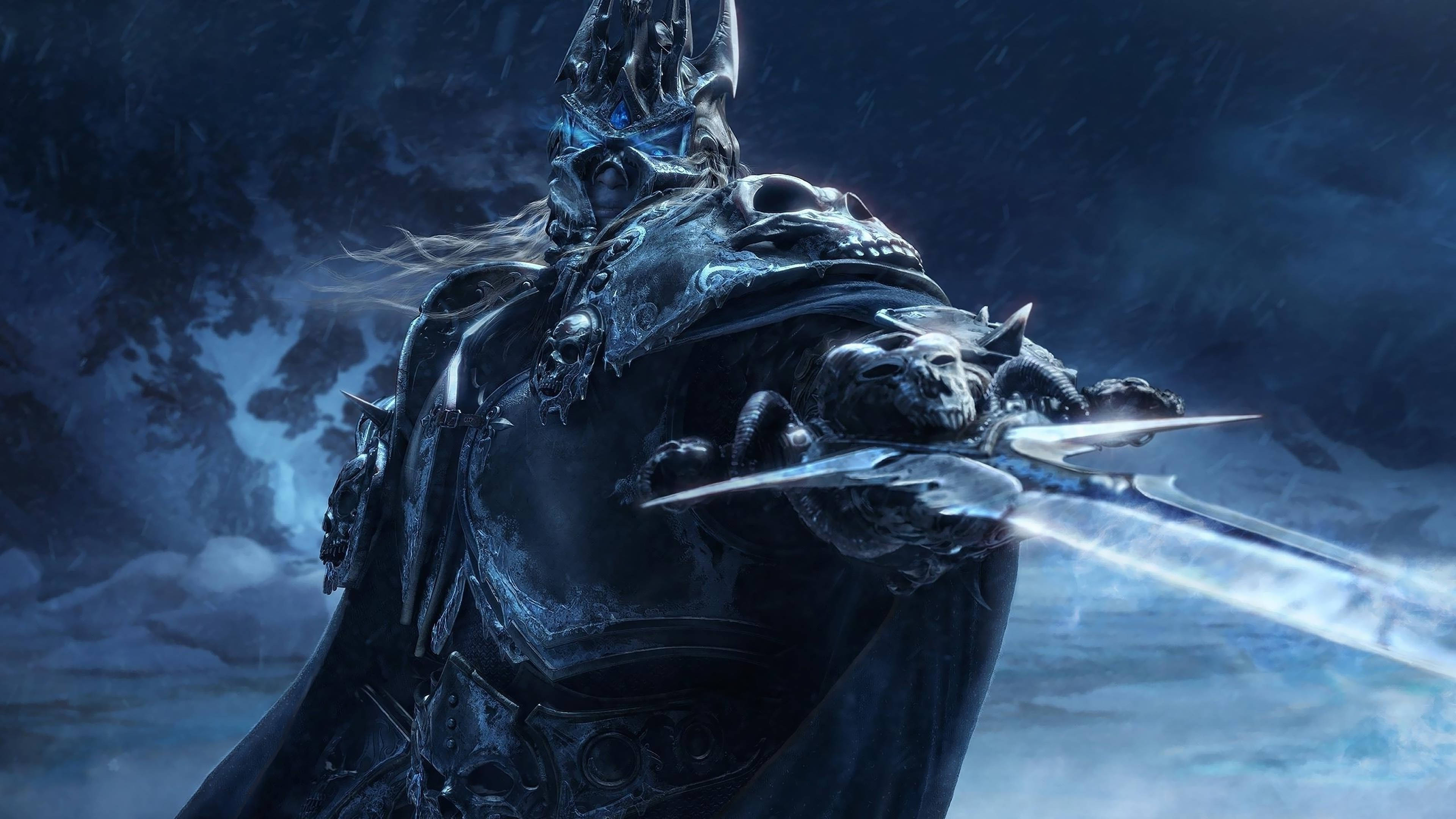Lich 桌布 壁紙 — 一名身穿暗黑盔甲、頭戴骷髏裝飾頭盔的戰士，在暴風雨般的藍色背景下揮舞著發光的劍。