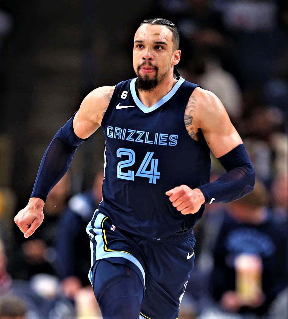 Dillon Brooks 桌布 壁紙 — 一名身穿曼菲斯灰熊隊球衣的籃球運動員在比賽中專注地向前衝刺。