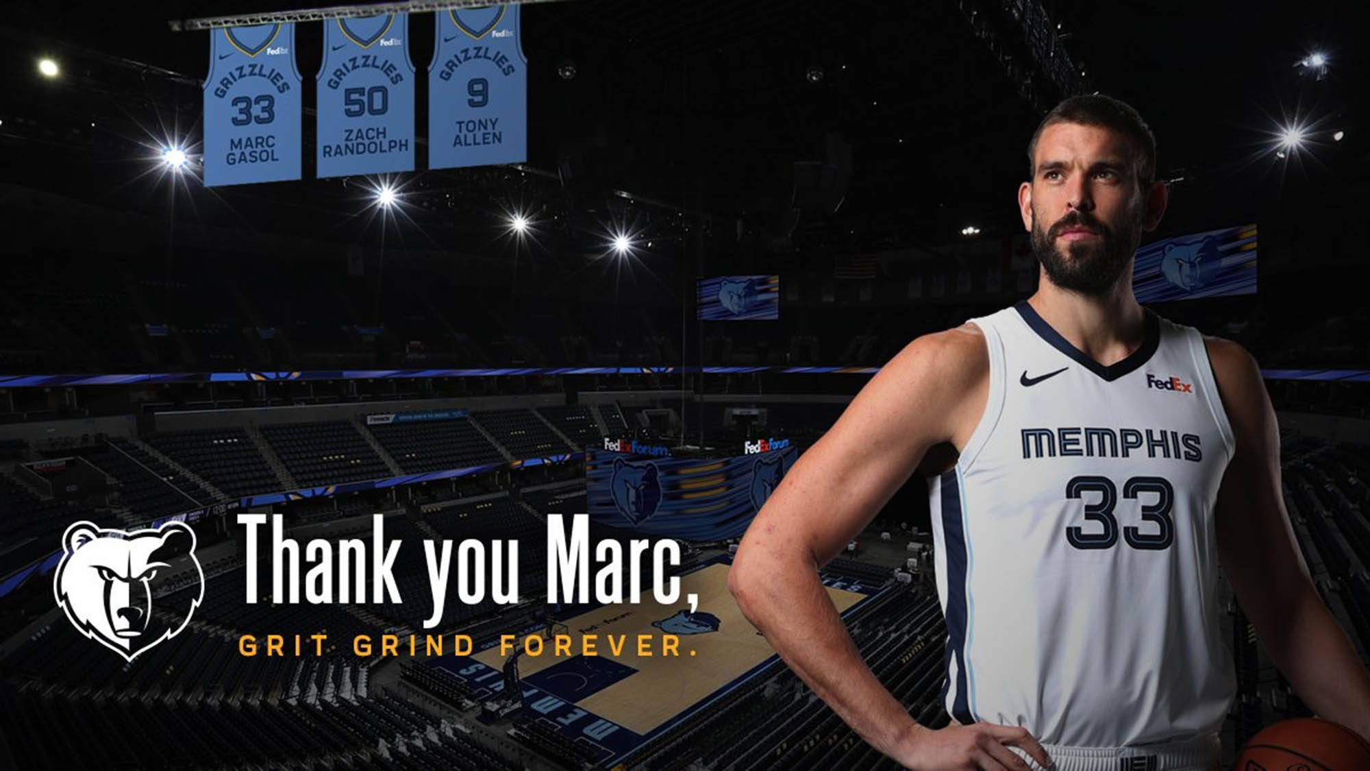 Marc Gasol 桌布 壁紙 — 一名身穿曼菲斯灰熊隊球衣的籃球運動員在空蕩蕩的場館中，在明亮的聚光燈下自信地站立，上方懸掛著退休號碼的橫幅。