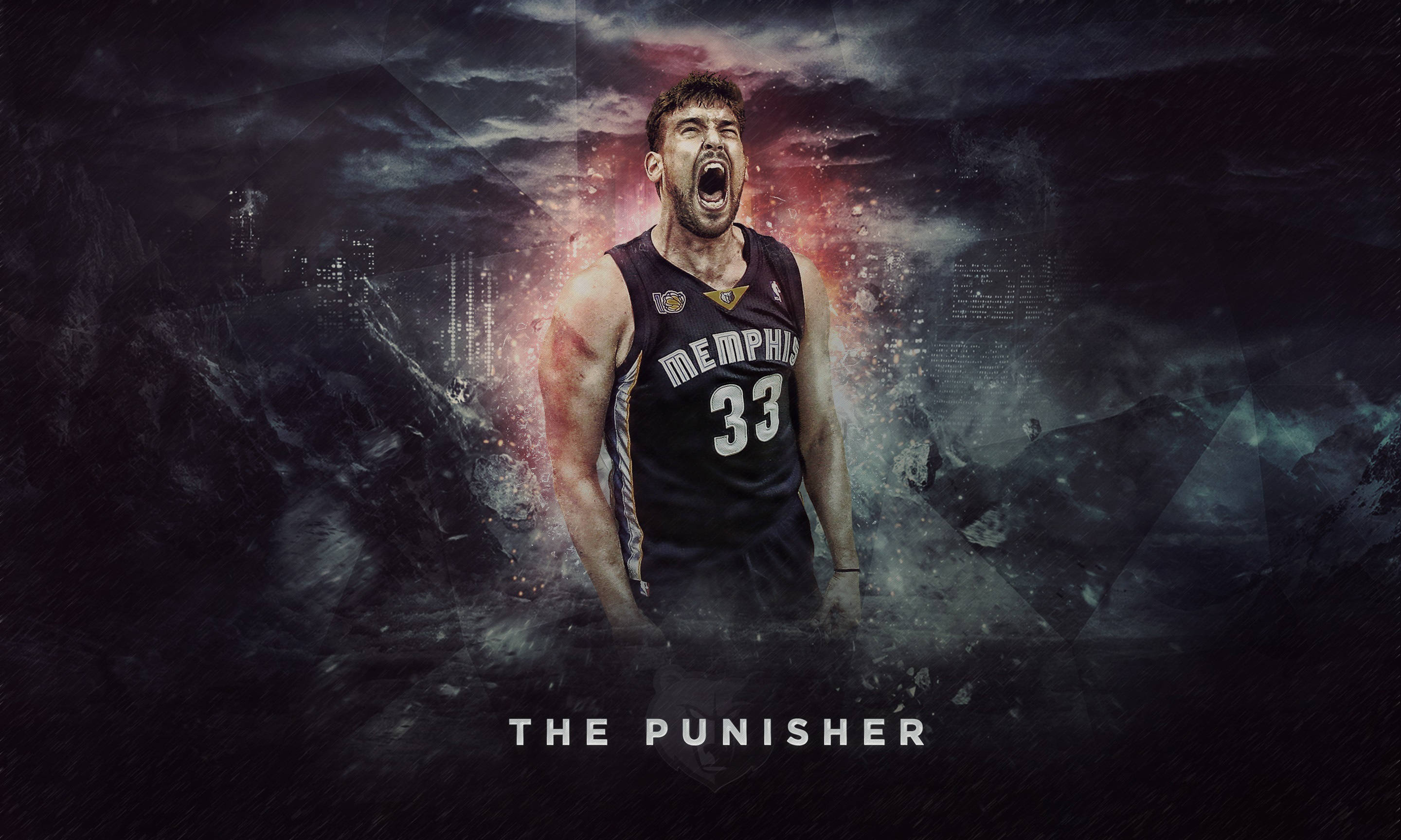 Marc Gasol 桌布 壁紙 — 一名身穿曼菲斯球衣的籃球運動員在暴風雨的城市背景下激烈咆哮。