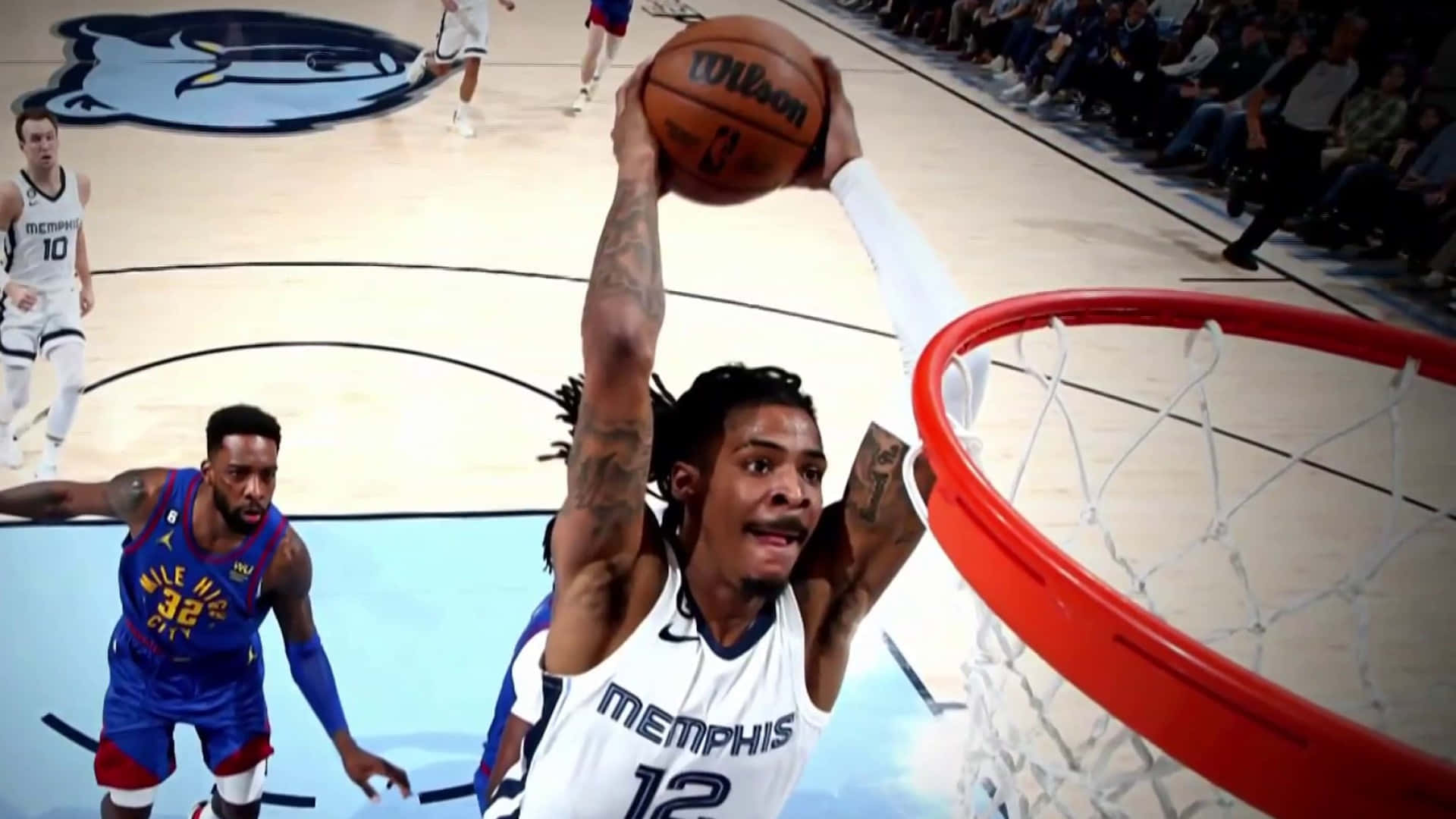 Ja Morant 動圖 桌布 壁紙 — 一名身穿曼菲斯球衣的籃球運動員在防守球員從下方觀看時，專注地灌籃。