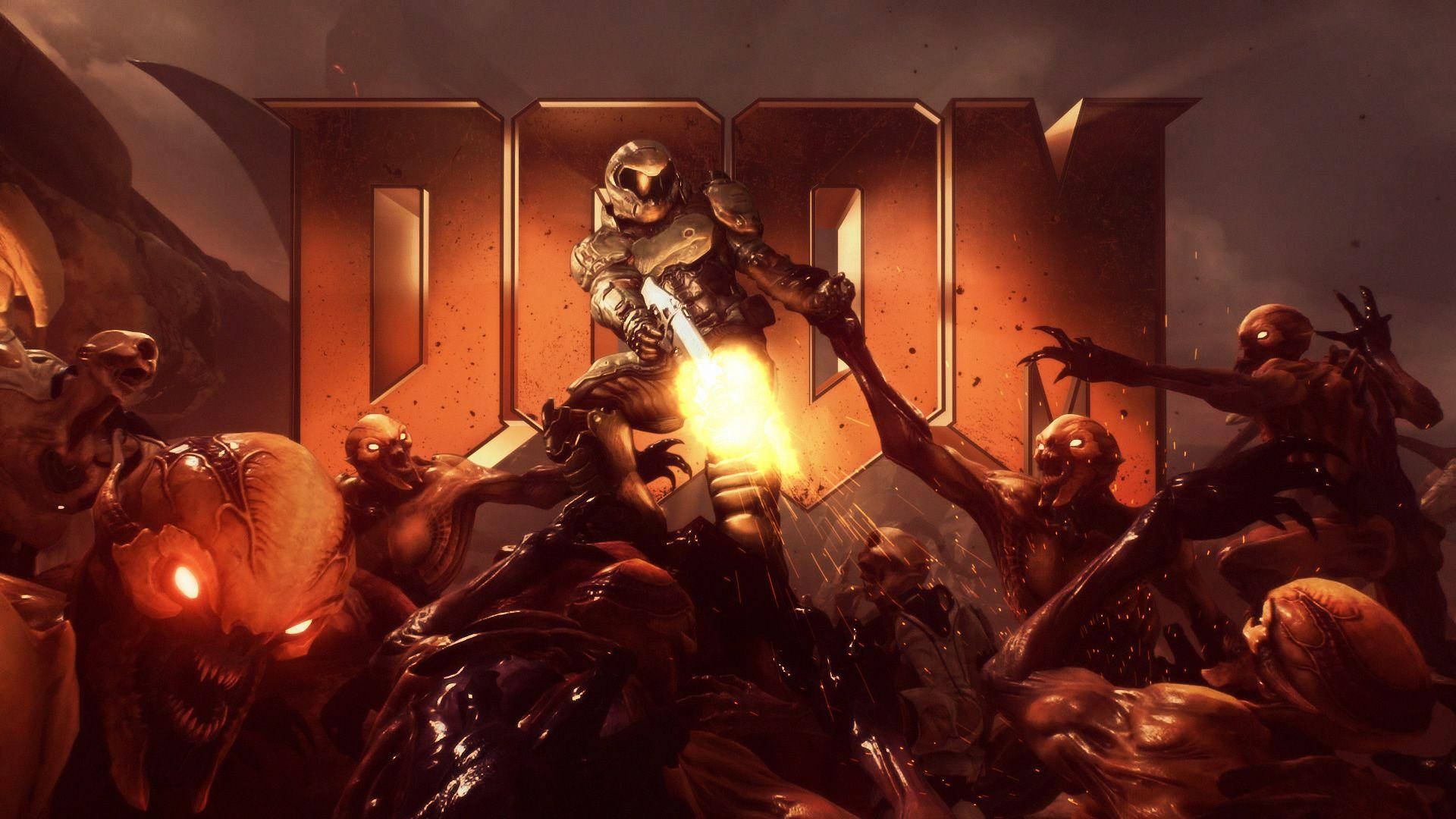 doom HD 桌布 壁紙 — 一名身穿未來盔甲的戰士在發光的DOOM標誌下斬殺成群結隊的怪誕惡魔。