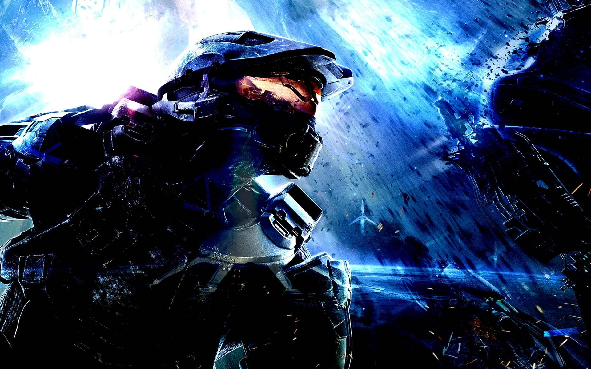 Master Chief 桌布 壁紙 — 一名身穿未來盔甲的斯巴達戰士，在破碎的藍色戰場上，面對發光的碎片和遠處的飛機，屹立不屈。