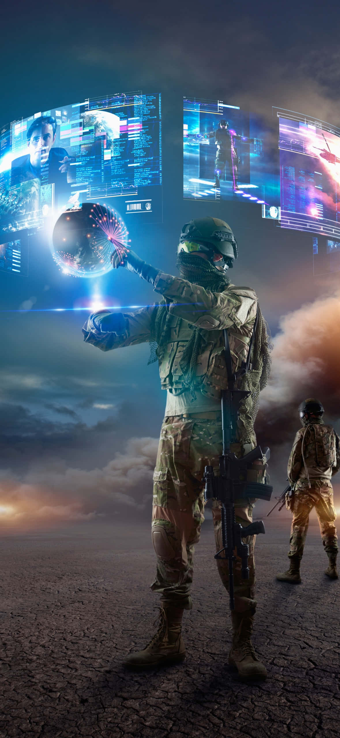 soldier 桌布 壁紙 — 一名身穿未來裝備的士兵手持發光球體，全息螢幕漂浮在黃昏時分龜裂的沙漠戰場上方。