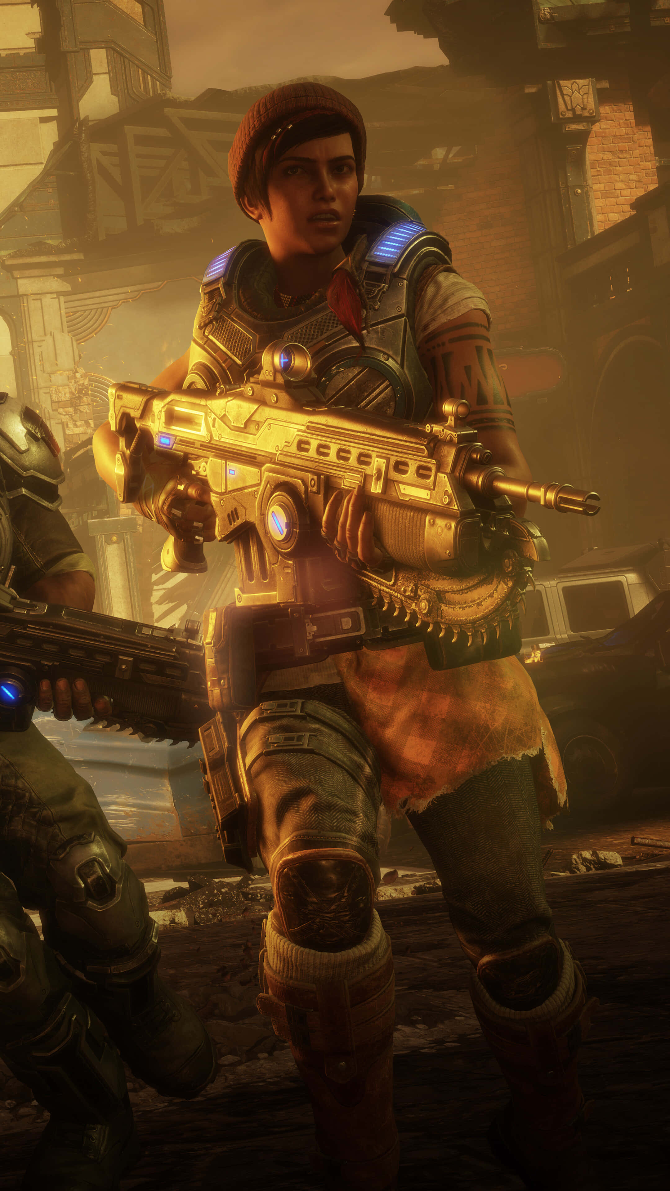 Android Gears Of War 5 桌布 壁紙 — 一名身穿未來裝甲的堅定士兵，在沐浴著橙色光芒的戰火摧殘城市廢墟中，緊握著一把發光的金色武器。