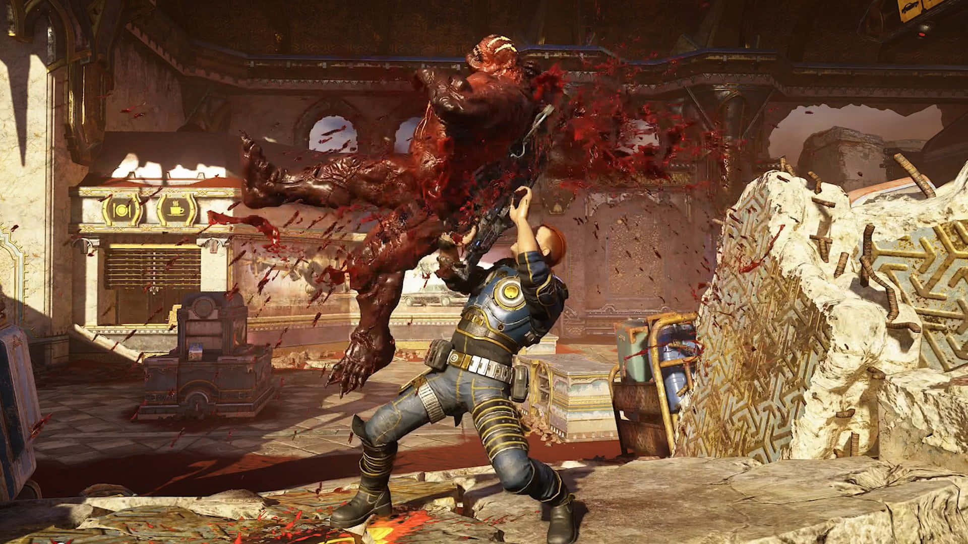 Best Gears Of War 5 桌布 壁紙 — 一名身穿未來裝甲的士兵在一個毀壞的華麗房間中與一個濺滿鮮血的巨大怪物戰鬥。