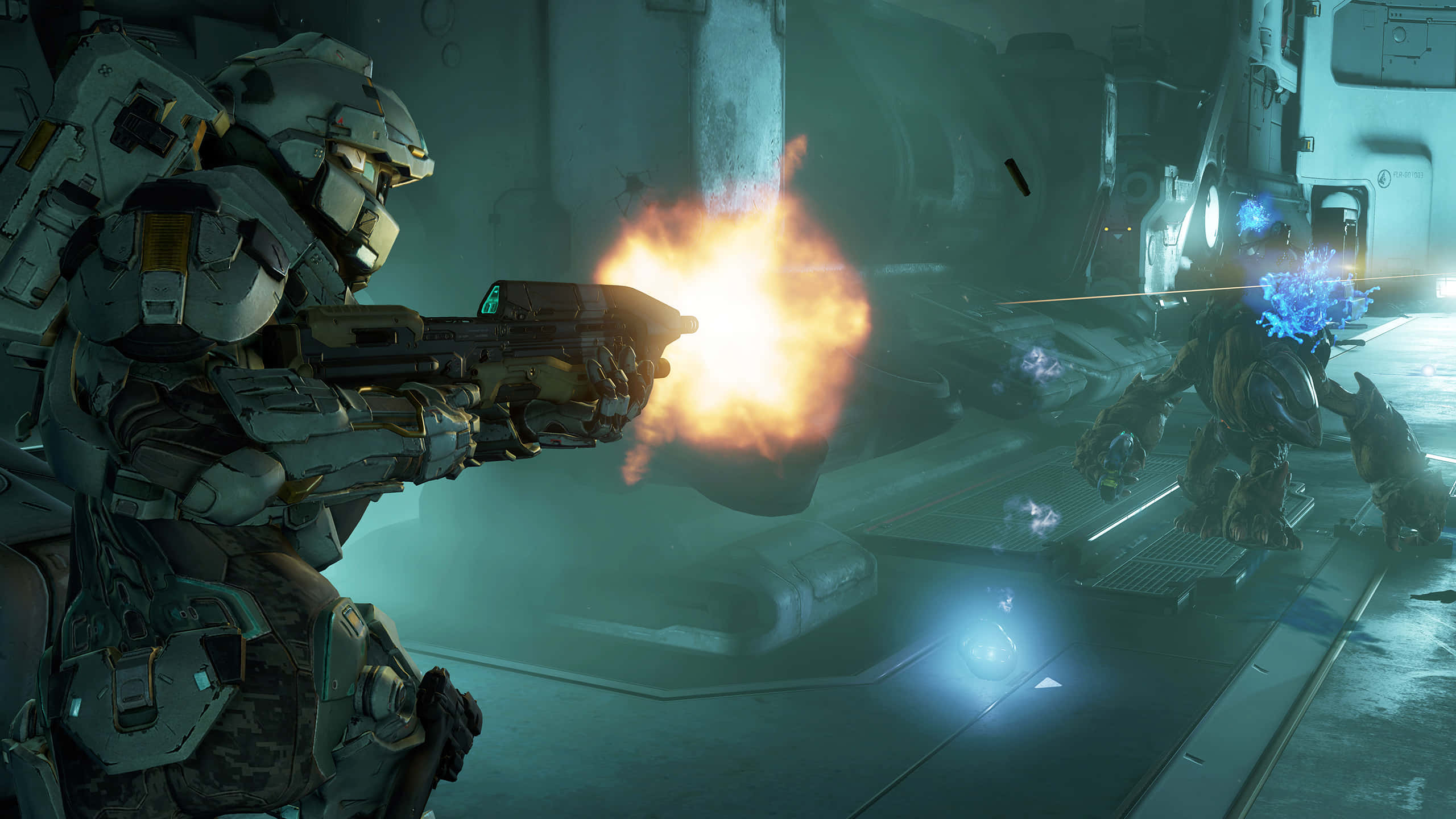 Halo 5 Blue Team 桌布 壁紙 — 一名身穿未來裝甲的士兵在昏暗的科幻走廊中向敵對外星人開火。