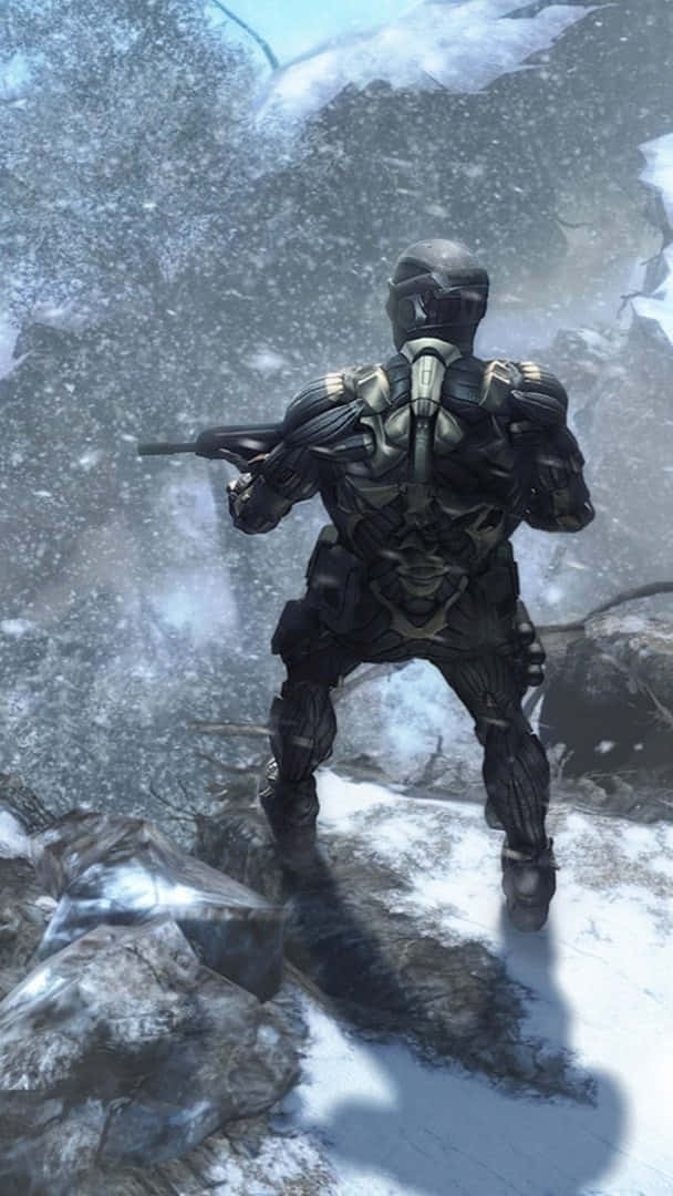 Android Crysis Warhead 桌布 壁紙 — 一名身穿未來裝甲的士兵在暴風雪中站在積雪岩石上，拔出武器，背景是崎嶇的山脈。
