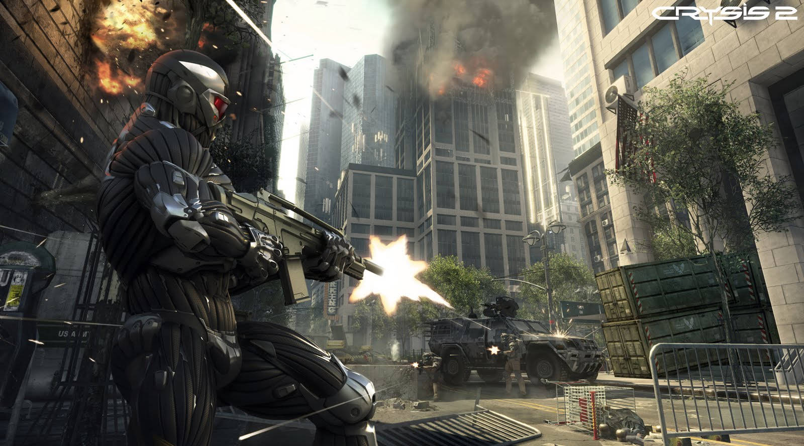 Crysis Warhead 桌布 壁紙 — 一名身穿未來裝甲的士兵在燃燒的城市戰場上開火，摩天大樓升起爆炸和濃煙。
