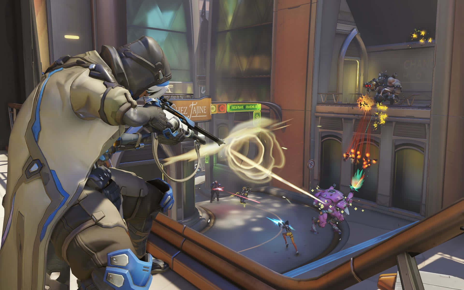 Overwatch Ana 桌布 壁紙 — 一名身穿未來裝甲的士兵在陽光明媚的城市戰鬥區域中，在爆炸和盟友附近發射發光武器。