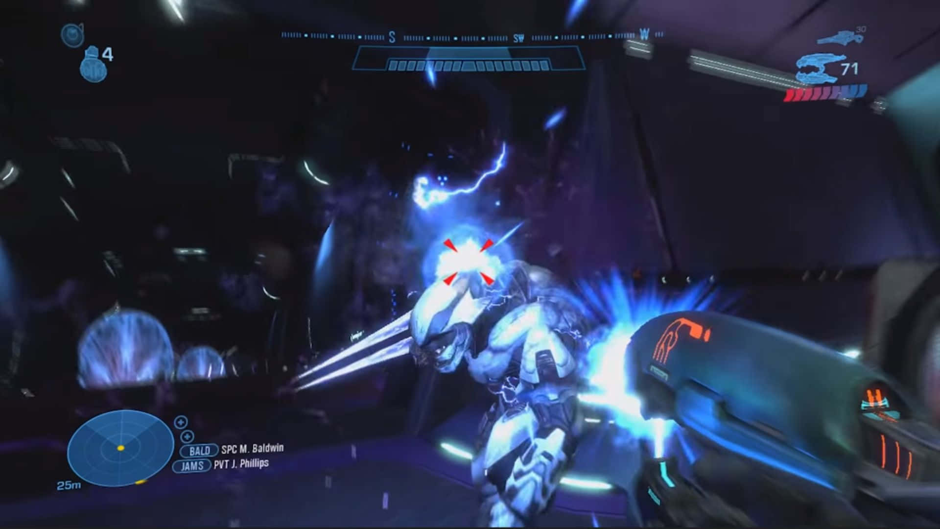 Plasma Rifle 桌布 壁紙 — 一名身穿未來裝甲的士兵在黑暗的科幻戰鬥場景中向敵人發射發光的藍色武器。