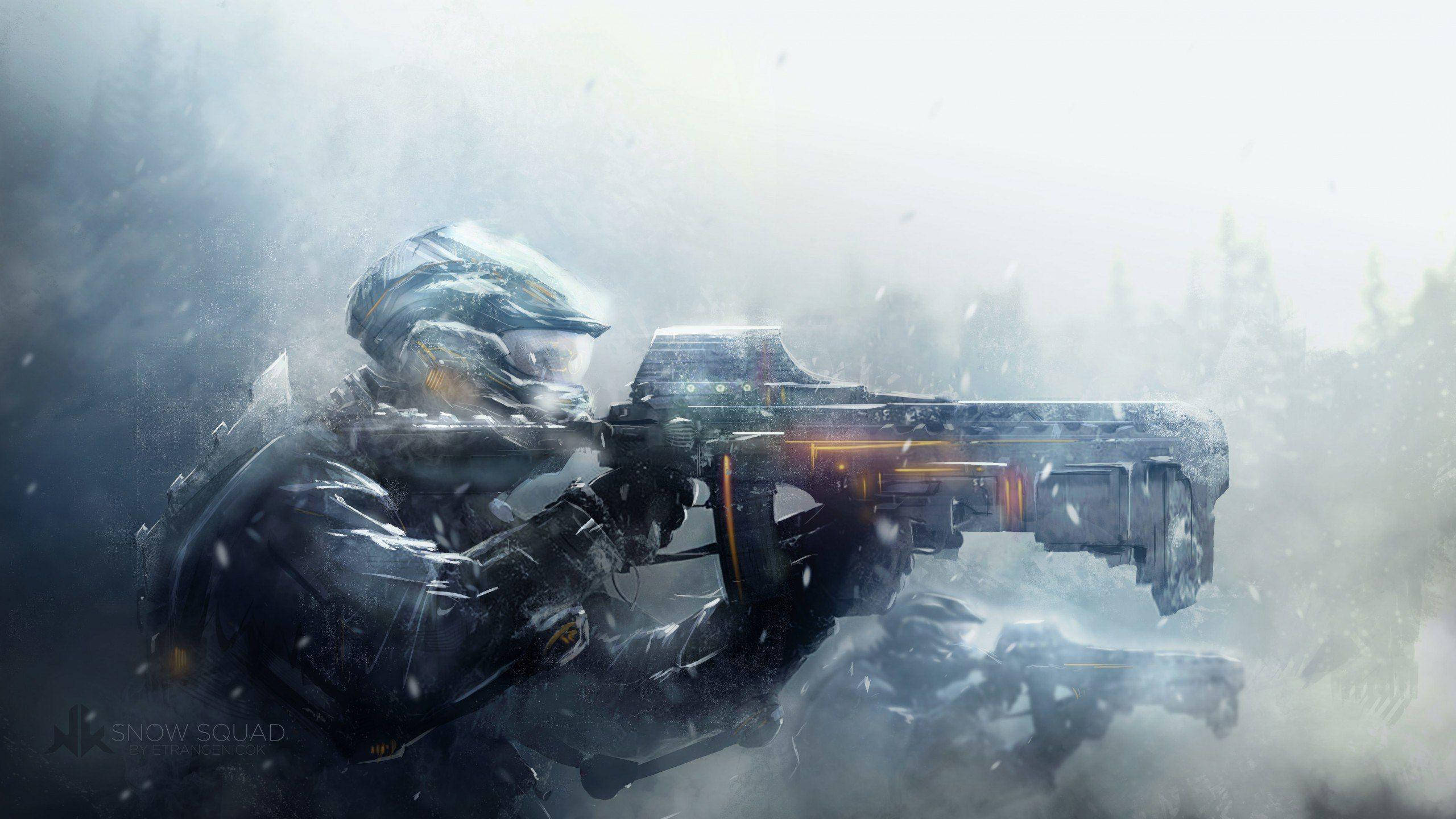 遊戲 桌布 壁紙 — 一名身穿未來裝甲的士兵穿過雪霧發射發光武器，背景樹木模糊。